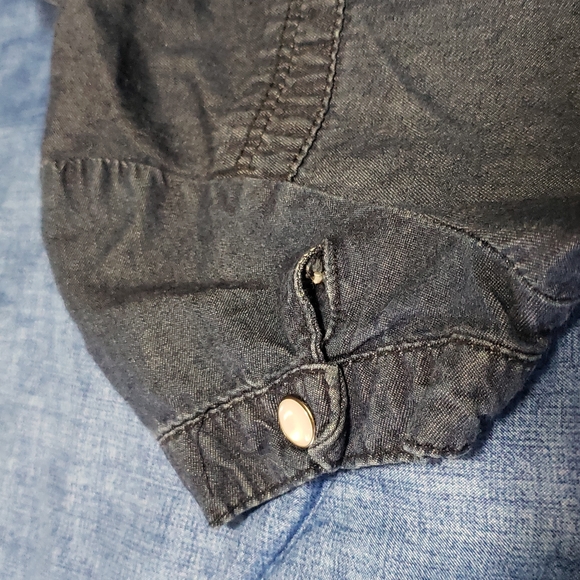 Guess size 8 youth Jean jumper with pearl buttons - Picture 5 of 7
